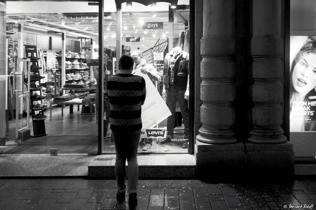 quand l'affiche des soldes se révolte à strasbourg rue des grandes arcades