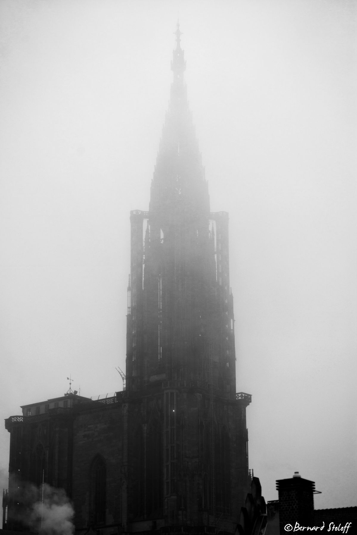 LA CATHEDRALE DE STRASBOURG MILLENAIRE DANS LE BROUILLARD