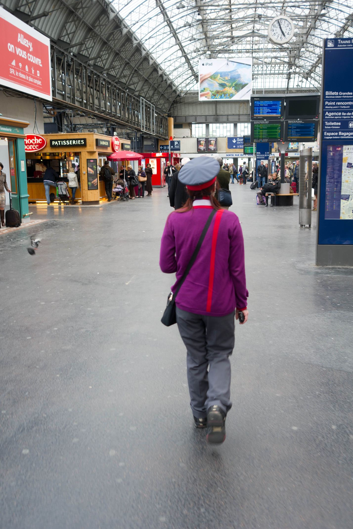 PHOTOGRAPHIER PARIS, LA CONTROLEUSE DE LA GARE DE L'EST