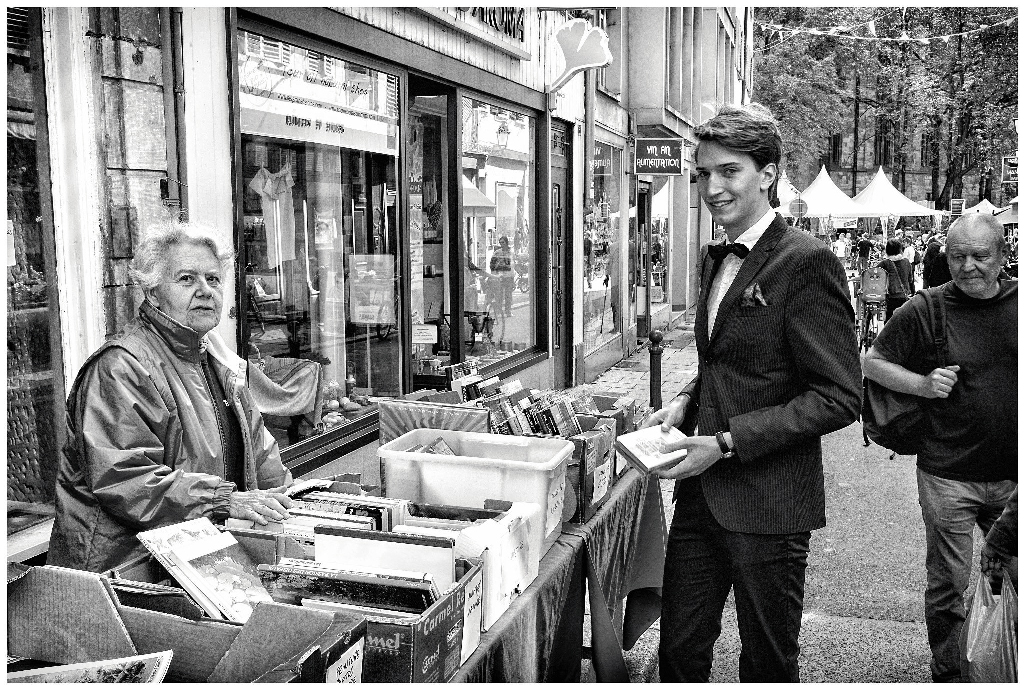 strasbourg vide grenier pres de l'église saint thomas protestante