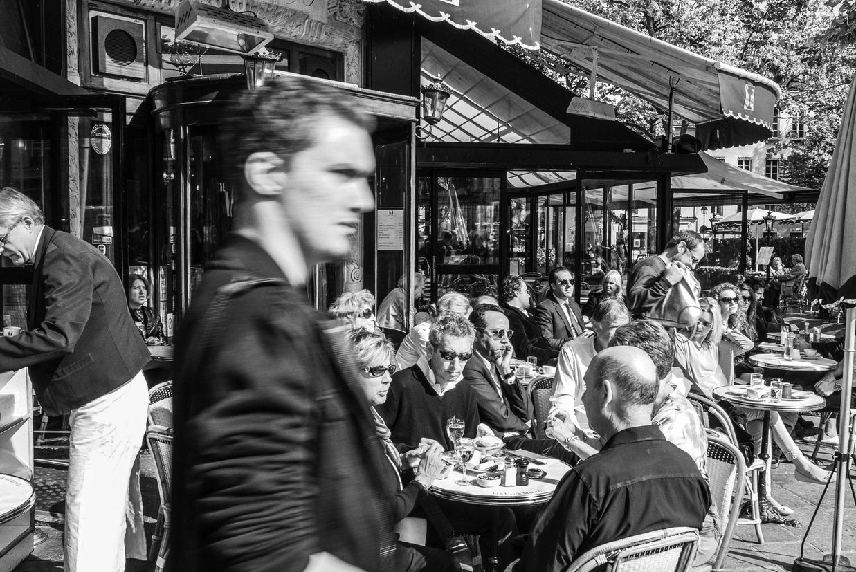 PHOTOGRAPHIER PARIS, LES DEUX MAGOTS, SAINT GERMAIN DES PRES, LE PASSANT