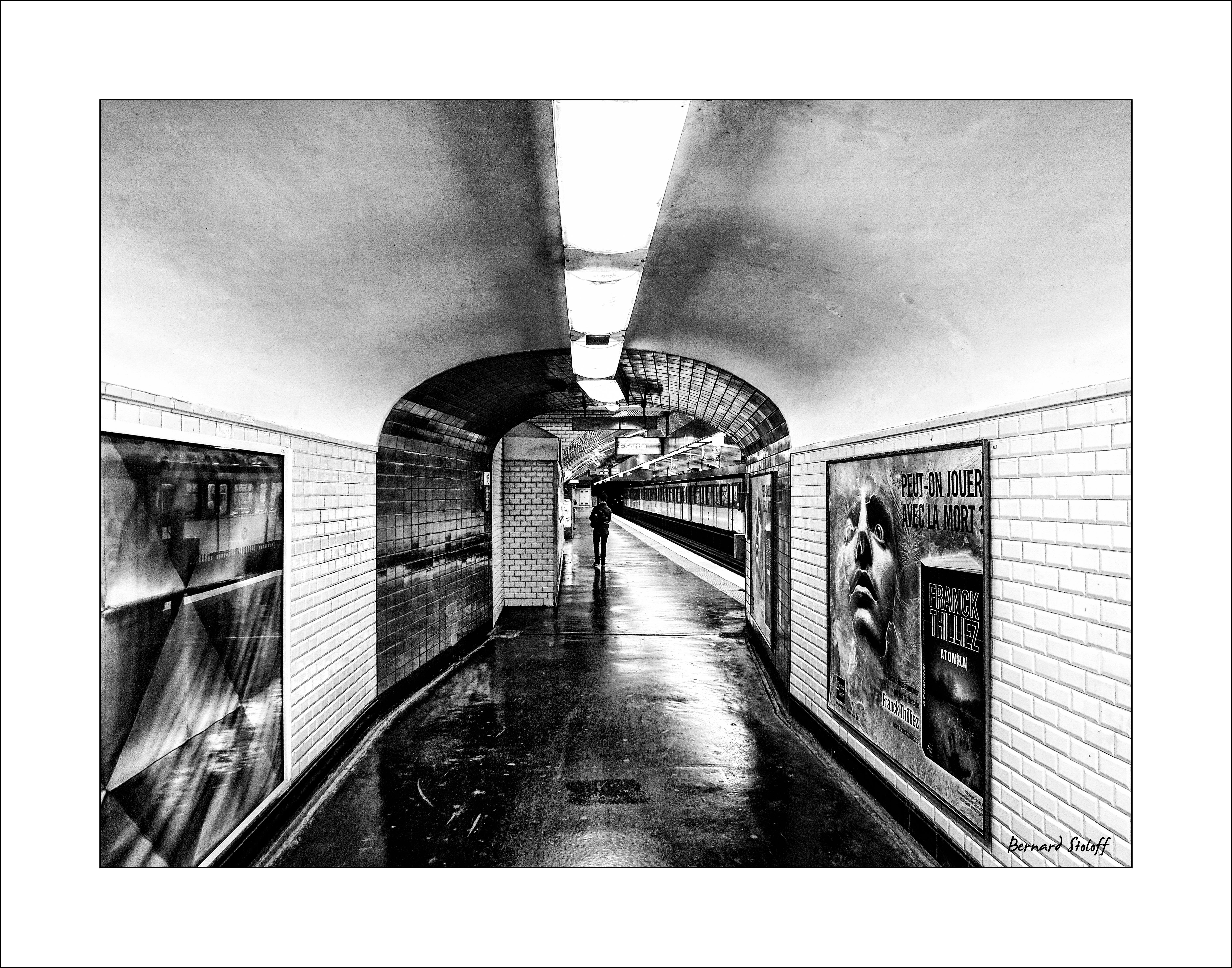 LMETRO DE PARIS, METRO PARISEN-COULOIR DE LA STATION SAINT GERMAIN DES PRES,EXPOSITION REGARDS