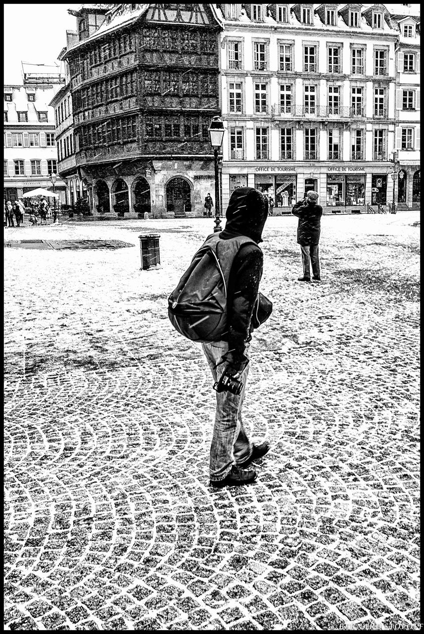 photographier le touriste face à la cathédrale de strasbourg millénaire