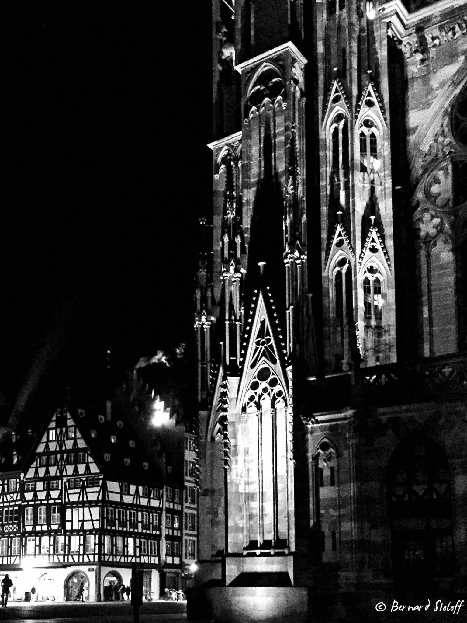 Nuit et fumées sur la cathédrale de Strasbourg.